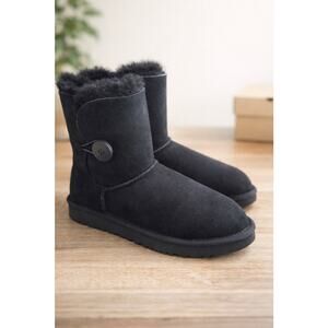 UGG W BAILEY BUTTON II SHORT BLACK SUEDE/ SHEEPSKIN BOOTS WOMEN US 5/UK 3/EU 36